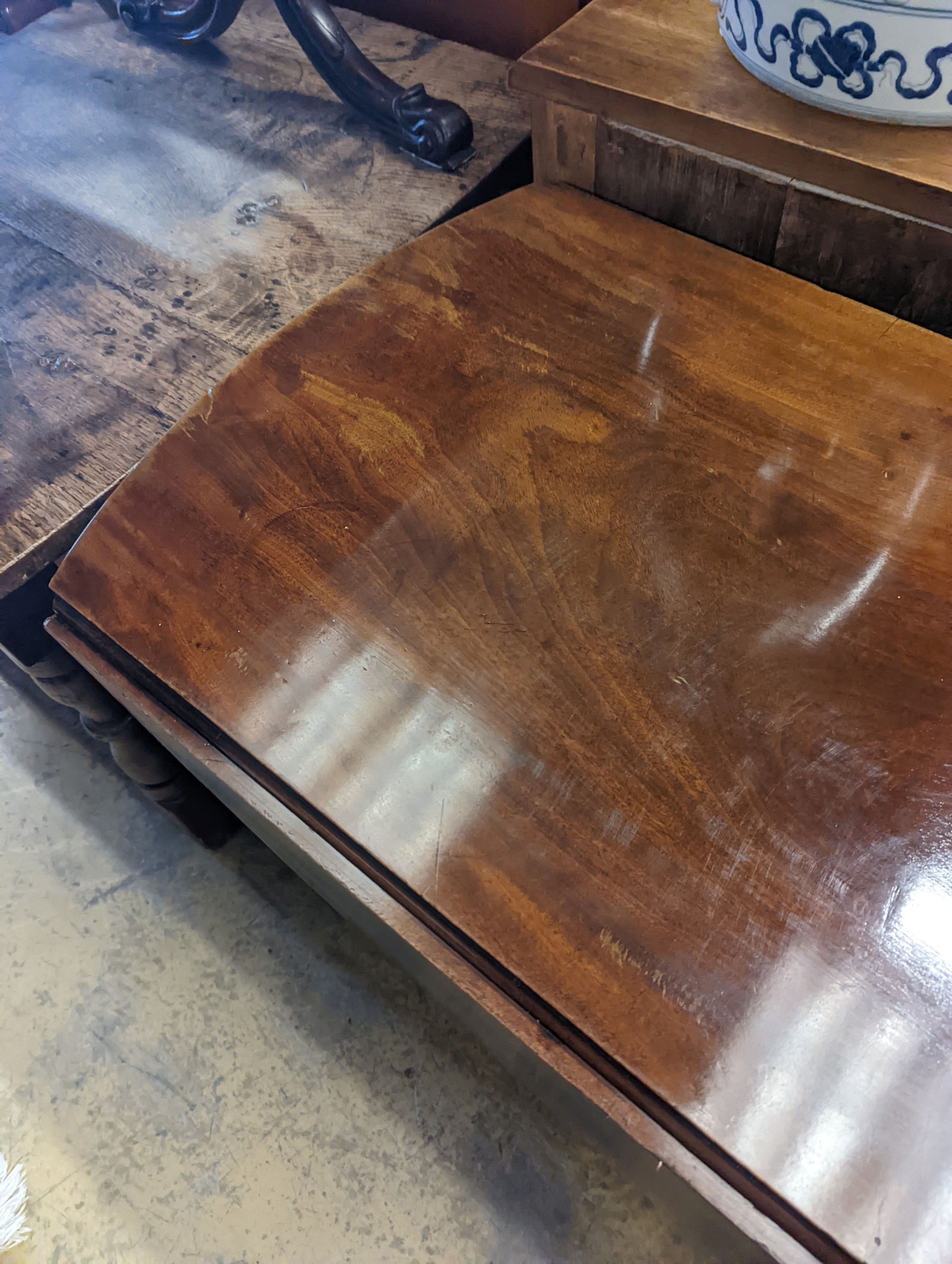 A George III oval mahogany Pembroke table, width 102cm, depth 109cm extended, height 73cm